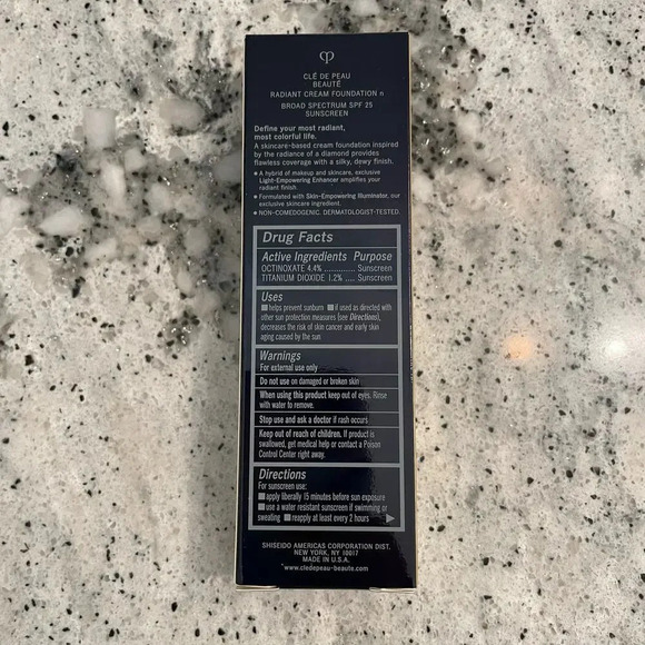 Cle de Peau Beaute Radiant Cream Foundation O90 Very Deep Ocher 21ml 0.88 oz - Picture 7 of 10